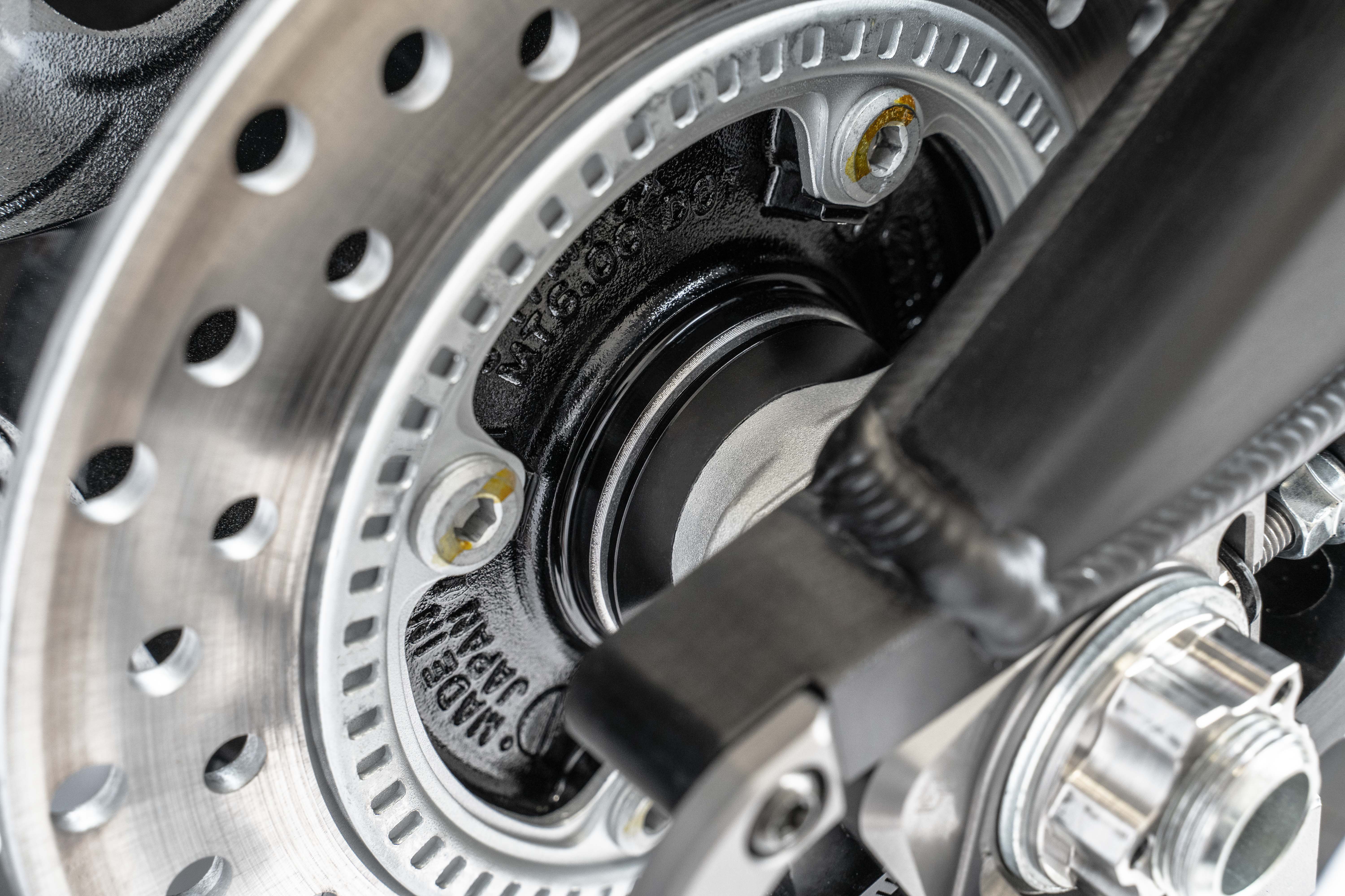 AXB chain tensioner and quick-change system